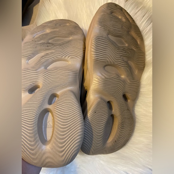 Adidas yeezy foam women’s size 6 - Picture 2 of 7